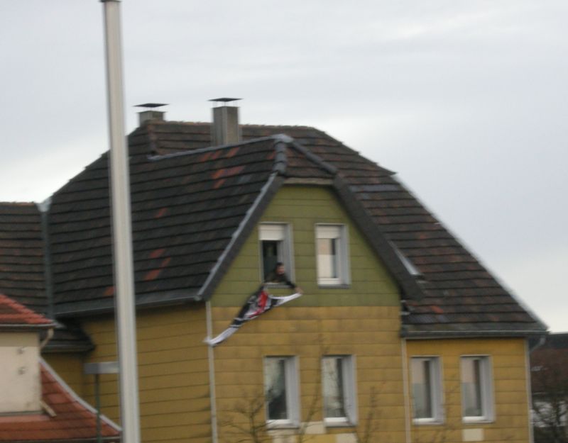 Auf der anderen Seite der Heedfelder Stra�e hisst ein ....die Reichskriegsflagge. Die Polizei reagierte jedoch schnell und nahm sie und den Flaggenbesitzer aus dem Verkehr.
