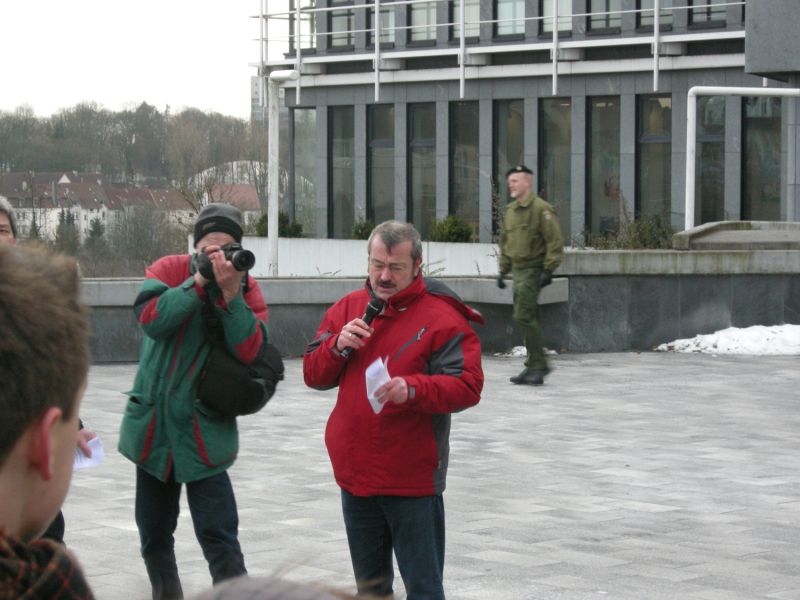 Michael Hermund vom DGB, der seine Rede vortr�gt. 