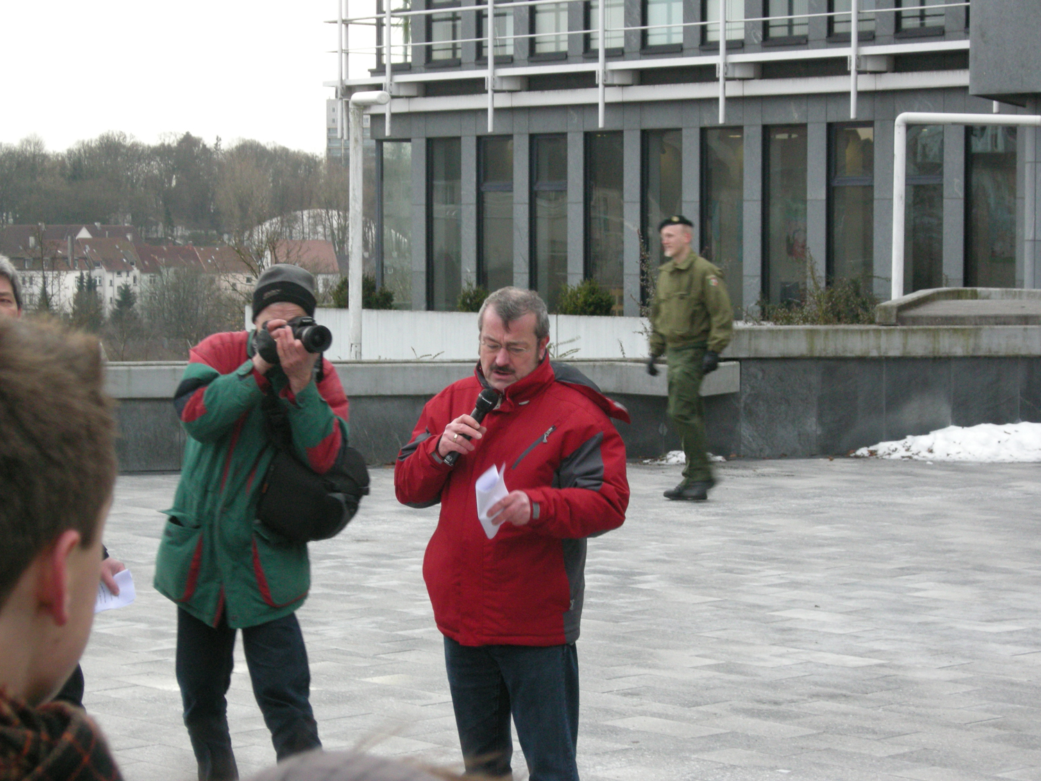 Michael Hermund vom DGB, der seine Rede vortr�gt. 