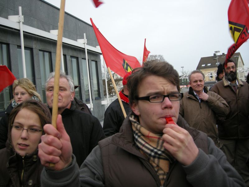 Die Gewerkschaften kamen mit Flaggen und Pfeifen. Hier: Linda und Rolf Breucker, daneben Juso David Schuhler.