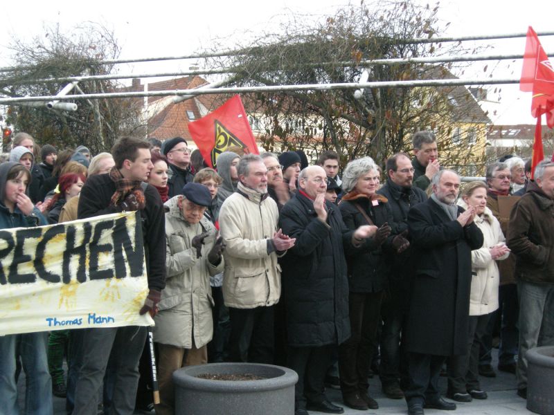In der Bildmitte: Landratskandidat Michael Rolland, B�rgermeister Dieter Dzewas, Kreistagsmitglied Peter Felsberg, Bundestagskandidatin Petra Crone, Kreistagskandidat Markus Ferber aus Altena und  Kreistagsmitglied Ulrich Duffe. 