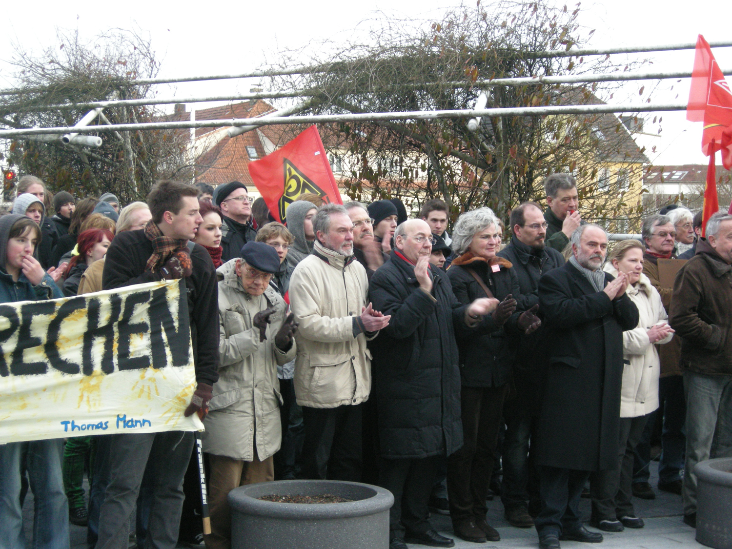 In der Bildmitte: Landratskandidat Michael Rolland, B�rgermeister Dieter Dzewas, Kreistagsmitglied Peter Felsberg, Bundestagskandidatin Petra Crone, Kreistagskandidat Markus Ferber aus Altena und  Kreistagsmitglied Ulrich Duffe. 