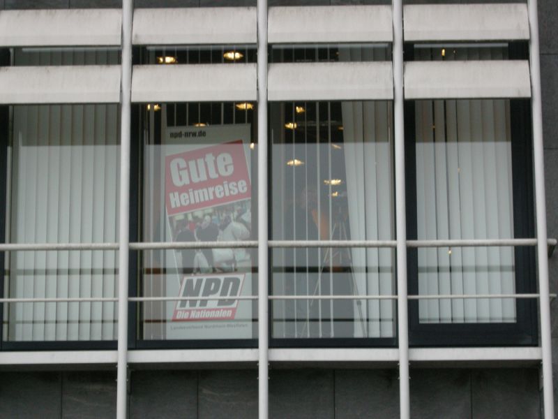 Die NPD w�nscht "Gute Heimreise" - wir werden aber nicht gehen! Denn wir sind hier zuhause!