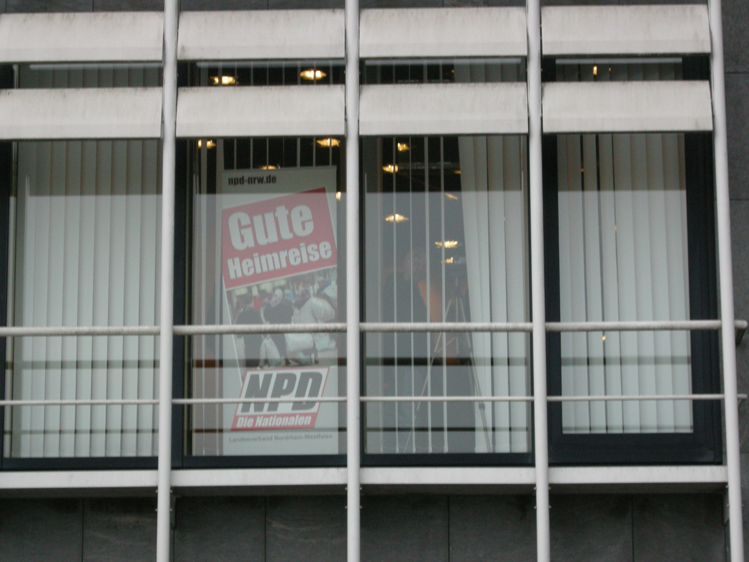 Die NPD w�nscht "Gute Heimreise" - wir werden aber nicht gehen! Denn wir sind hier zuhause!